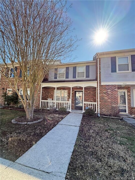 206 Choisy Crescent in Yorktown, VA - Building Photo