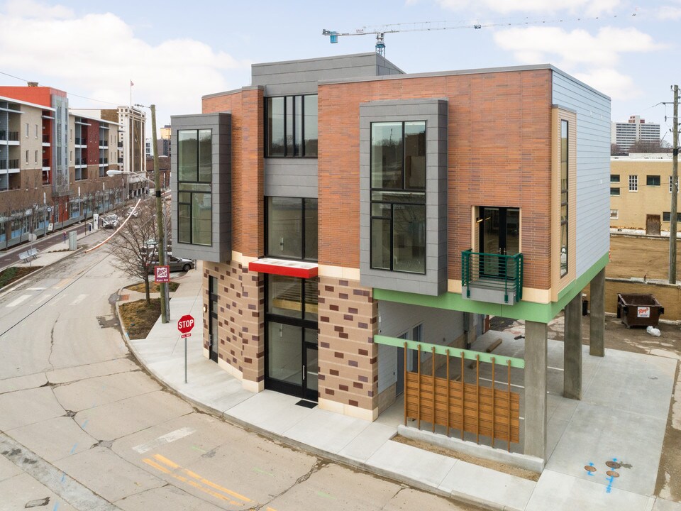 890 Massachusetts Ave in Indianapolis, IN - Building Photo