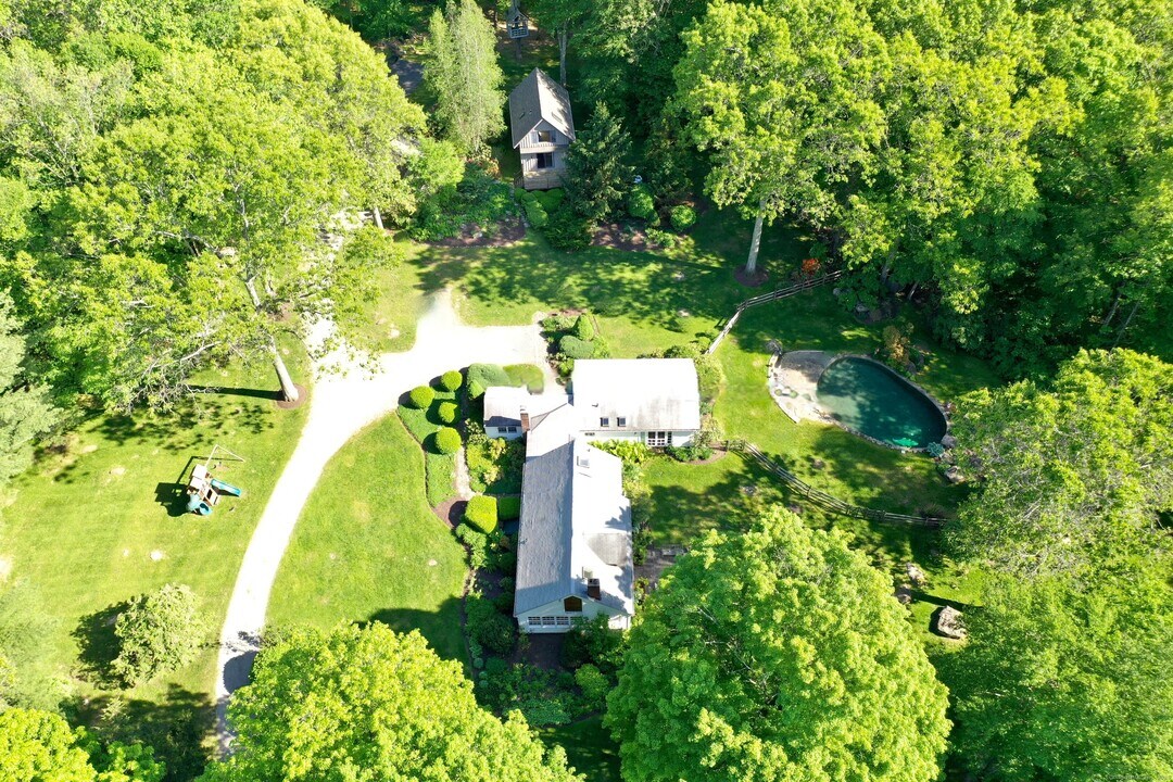 40 Camps Flat Rd in Kent, CT - Building Photo