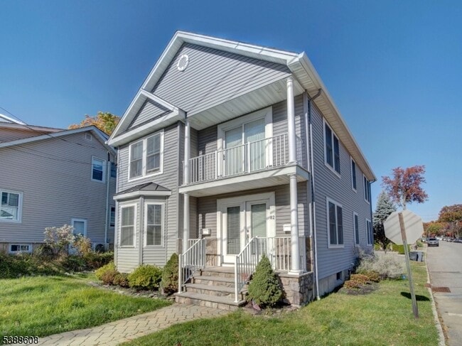 82 Pine St in Verona, NJ - Building Photo - Building Photo