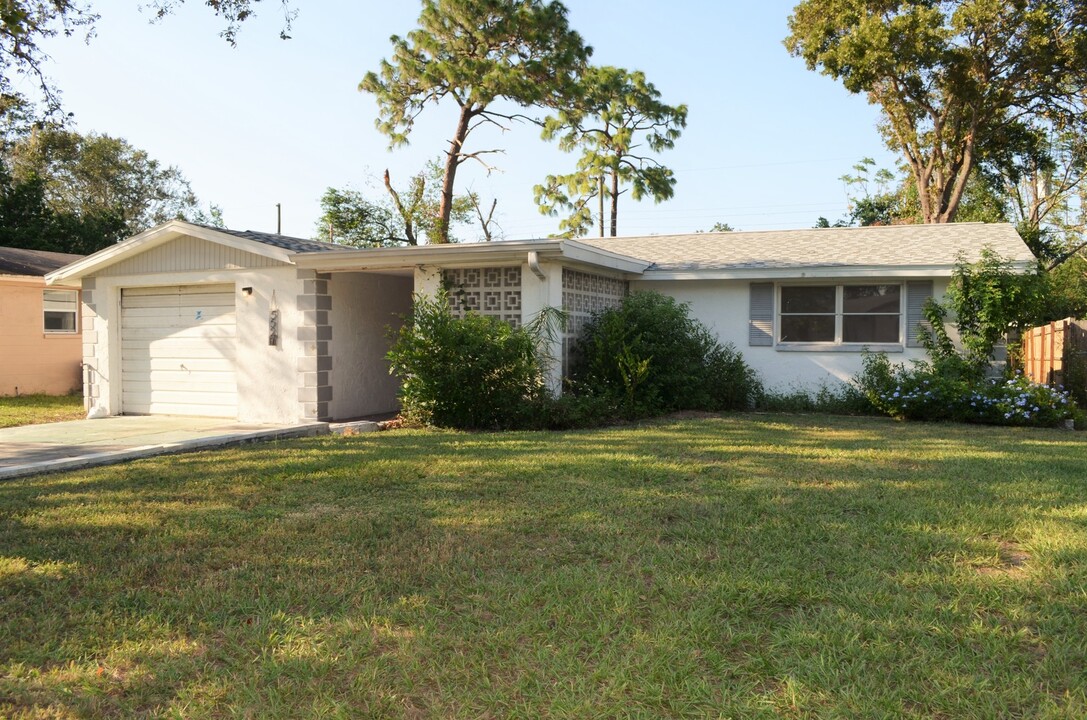 5527 Front Dr in Holiday, FL - Building Photo