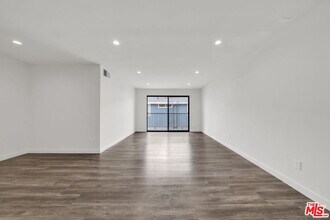 7453 Haskell Ave in Los Angeles, CA - Building Photo - Building Photo