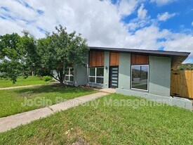 1725 R Avenue in Plano, TX - Building Photo