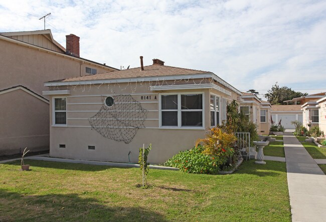 8137-8141 Garden View Ave in South Gate, CA - Foto de edificio - Building Photo