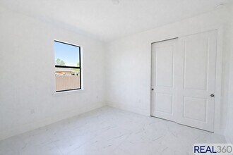 1045-1047 Jaguar Blvd in Lehigh Acres, FL - Building Photo - Building Photo