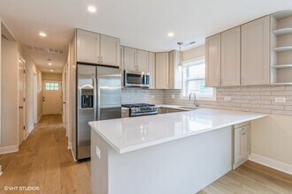 7026 W Diversey Ave, Unit 1 in Chicago, IL - Building Photo - Building Photo