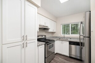 Lynwood Knolls in Vacaville, CA - Building Photo