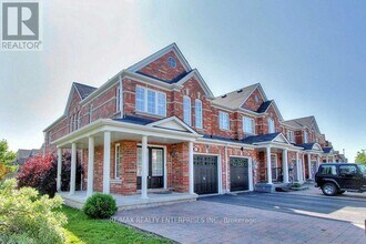 2 Summit Dr in Vaughan, ON - Building Photo - Building Photo