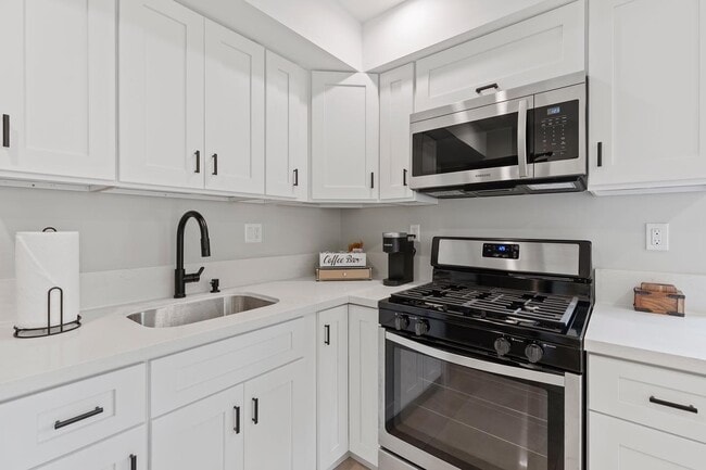 6038 W 75th St in Los Angeles, CA - Building Photo - Building Photo