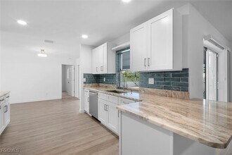 911 SE 19th St in Cape Coral, FL - Building Photo - Building Photo