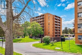 1560 Adelaide St in London, ON - Building Photo - Building Photo