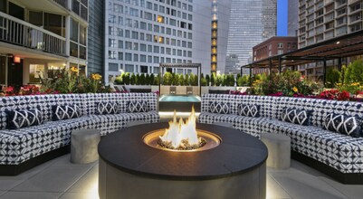 1 E Delaware Pl in Chicago, IL - Foto de edificio - Building Photo
