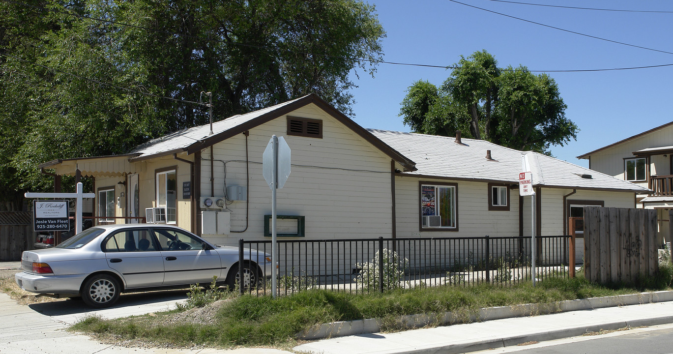 51 Poinsettia Ave in Pittsburg, CA - Building Photo