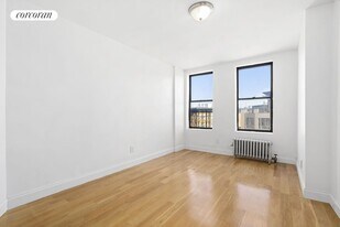 180 Borinquen Pl in Brooklyn, NY - Building Photo