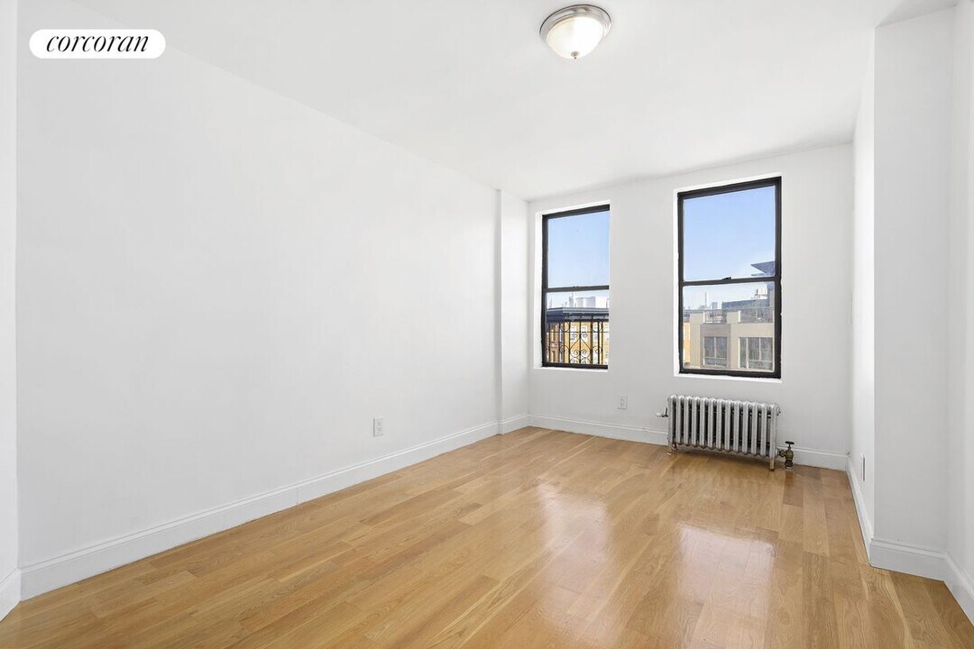 180 Borinquen Pl in Brooklyn, NY - Building Photo