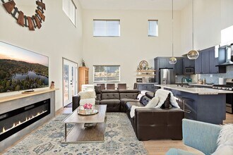 1215 Valley View Dr in Big Bear, CA - Foto de edificio - Building Photo