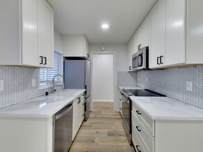 LESTER COURT, LLC in Oakland, CA - Building Photo - Interior Photo