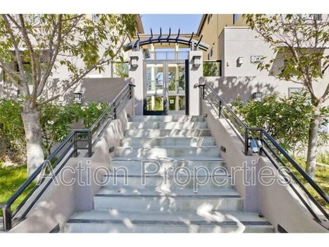 property at 800 N 8th St