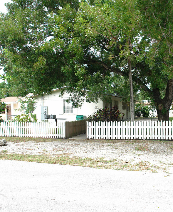 261 NW 96th St in Miami, FL - Foto de edificio