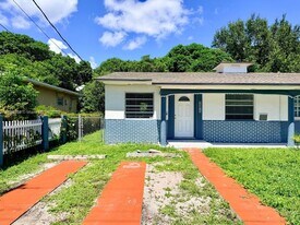 1371 NE 150th St in Miami, FL - Building Photo