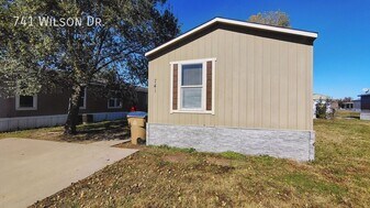 741 Wilson Dr in Towanda, KS - Building Photo
