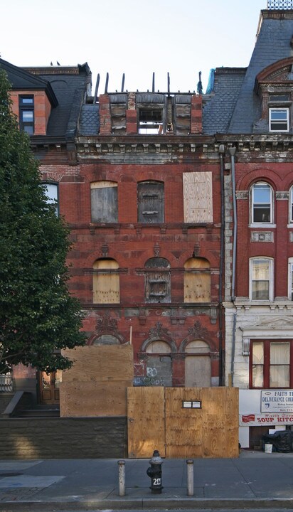 208 Lenox Ave in New York, NY - Building Photo