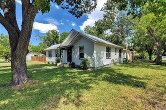 1102 Hackberry St in Taylor, TX - Building Photo - Building Photo