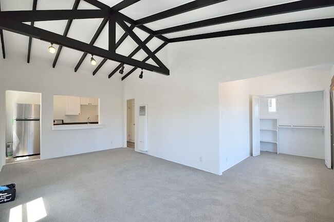 421 28th St-Unit -Upper Unit in Manhattan Beach, CA - Building Photo - Building Photo