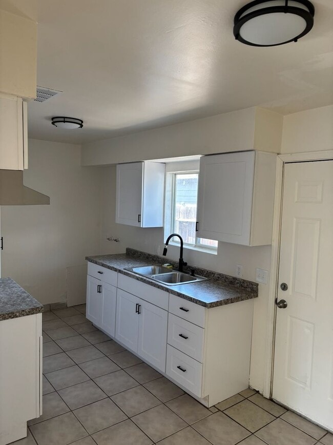 605 El Tejon Ave in Bakersfield, CA - Building Photo - Building Photo