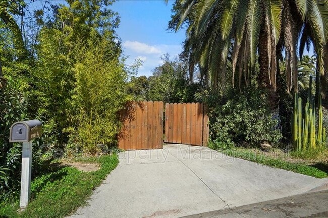 18549 Calvert St in Los Angeles, CA - Building Photo - Building Photo