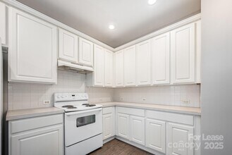 6721 Charter Hills Rd in Charlotte, NC - Building Photo - Building Photo