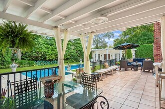 24 Jennings Ave in Southampton, NY - Foto de edificio - Building Photo