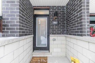 Beautifully Designed 3-Storey Townhouse in Oshawa, ON - Building Photo - Building Photo