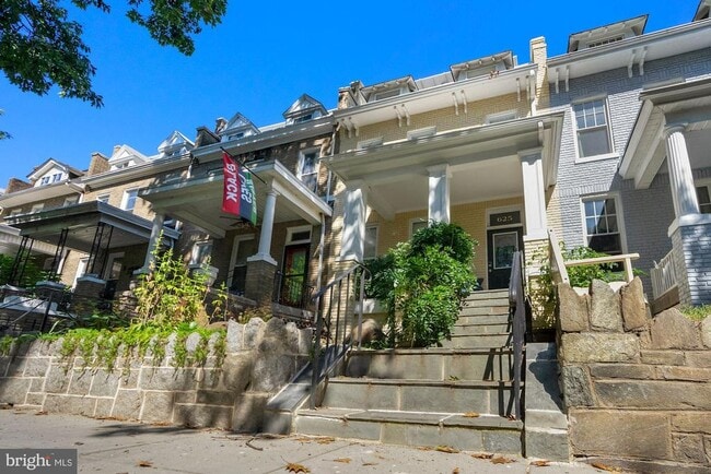 property at 625 Princeton Pl NW