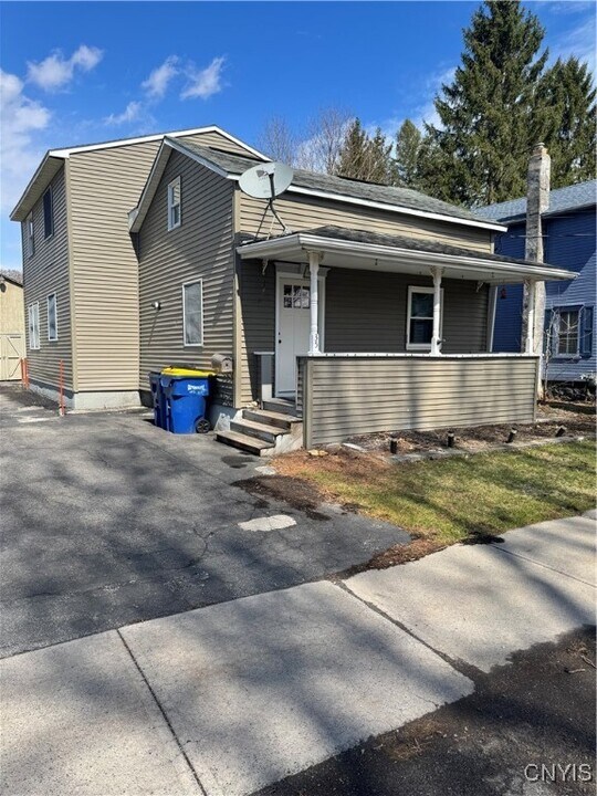 35 E Oneida St in Baldwinsville, NY - Building Photo