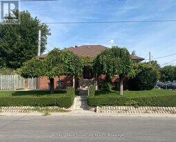 2 Clevedon St in Toronto, ON - Building Photo