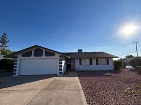 8601 E Orange Blossom Ln in Scottsdale, AZ - Building Photo