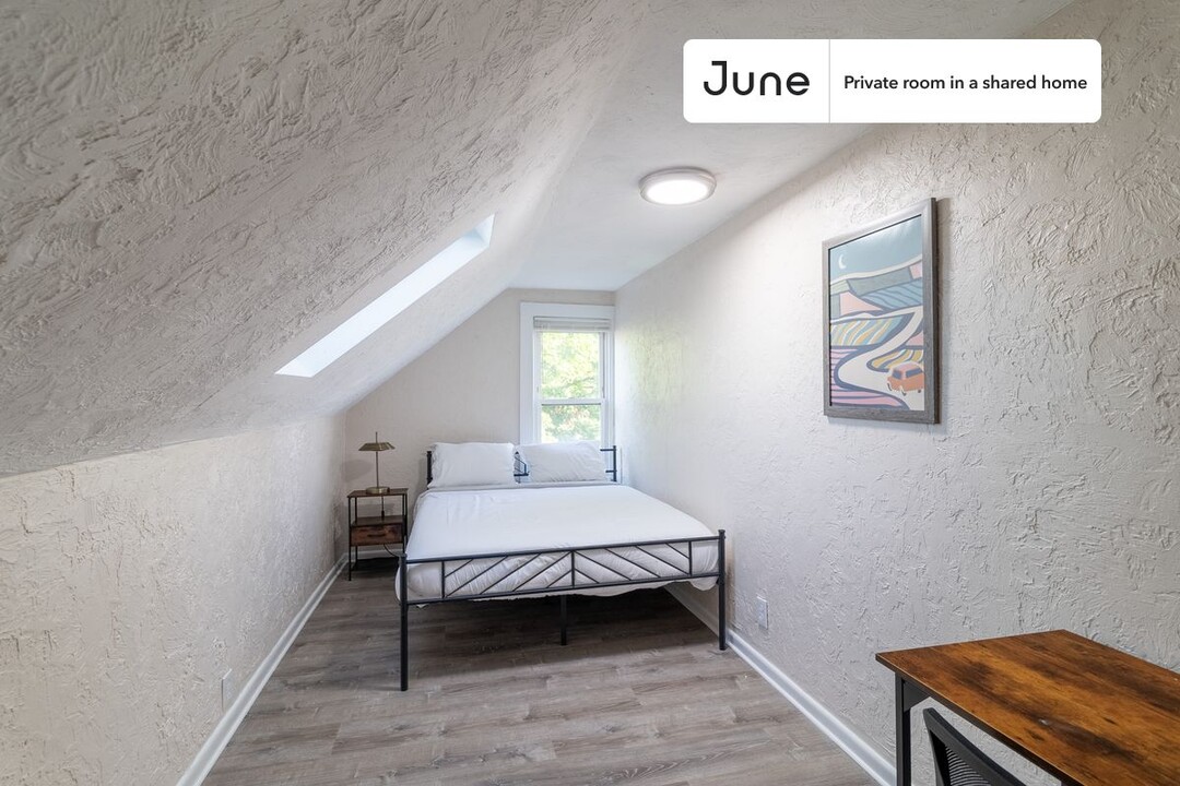 Private bedroom in 6 bed/2 bath Home in Boston, MA - Building Photo