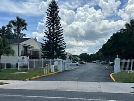 631 Executive Center Dr in West Palm Beach, FL - Building Photo