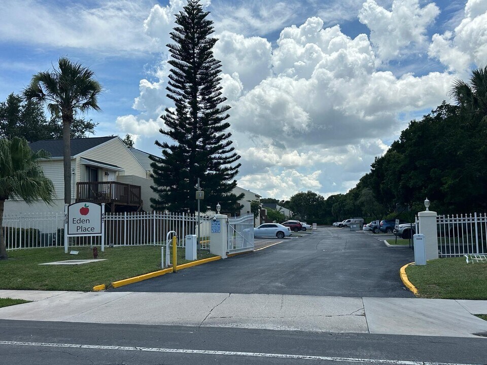 631 Executive Center Dr in West Palm Beach, FL - Building Photo