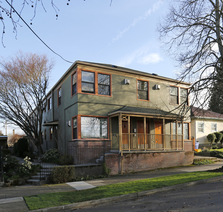 2105 SE Caruthers St in Portland, OR - Foto de edificio