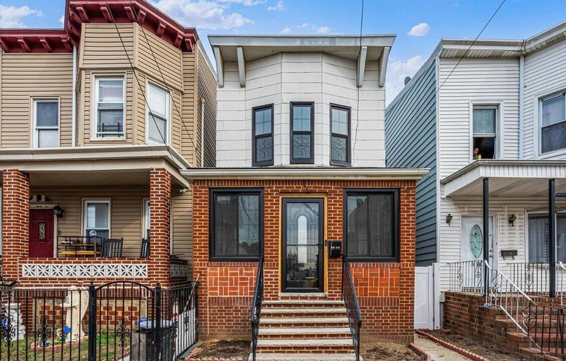 88-23 75th St in Queens, NY - Building Photo