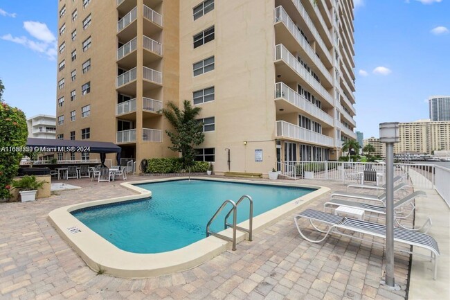 121 Golden Isles Dr, Unit 703 in Hallandale Beach, FL - Building Photo - Building Photo