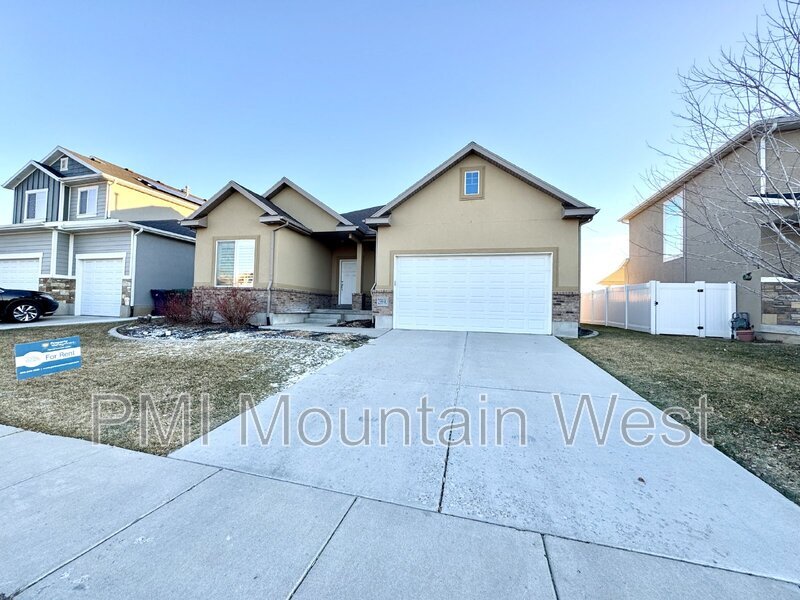 2399 Field Stone Way in Layton, UT - Building Photo