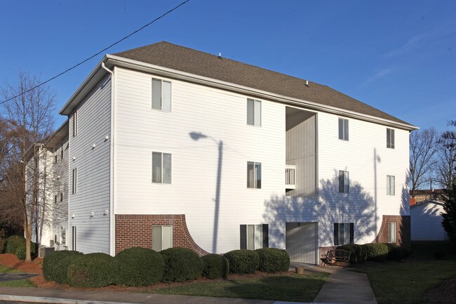 Spartan Place Apartments in Greensboro, NC - Foto de edificio - Building Photo