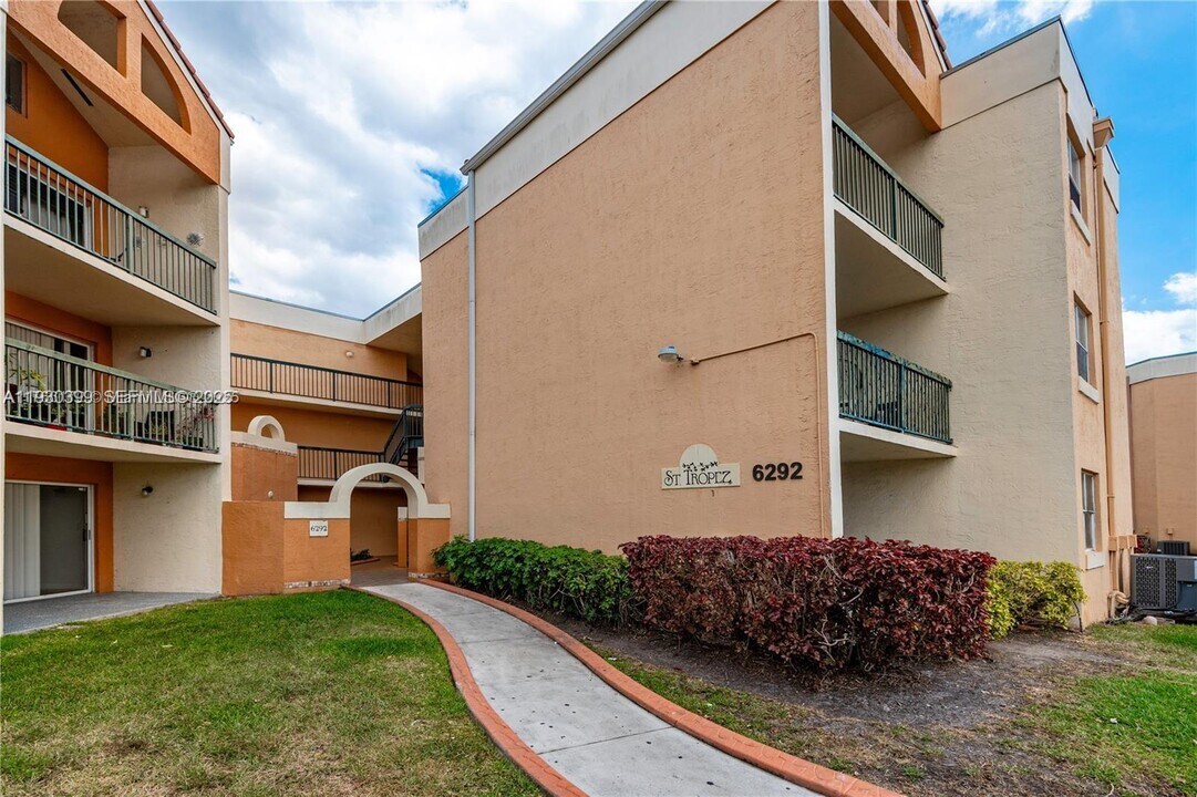 6292 NW 186th St in Hialeah, FL - Building Photo