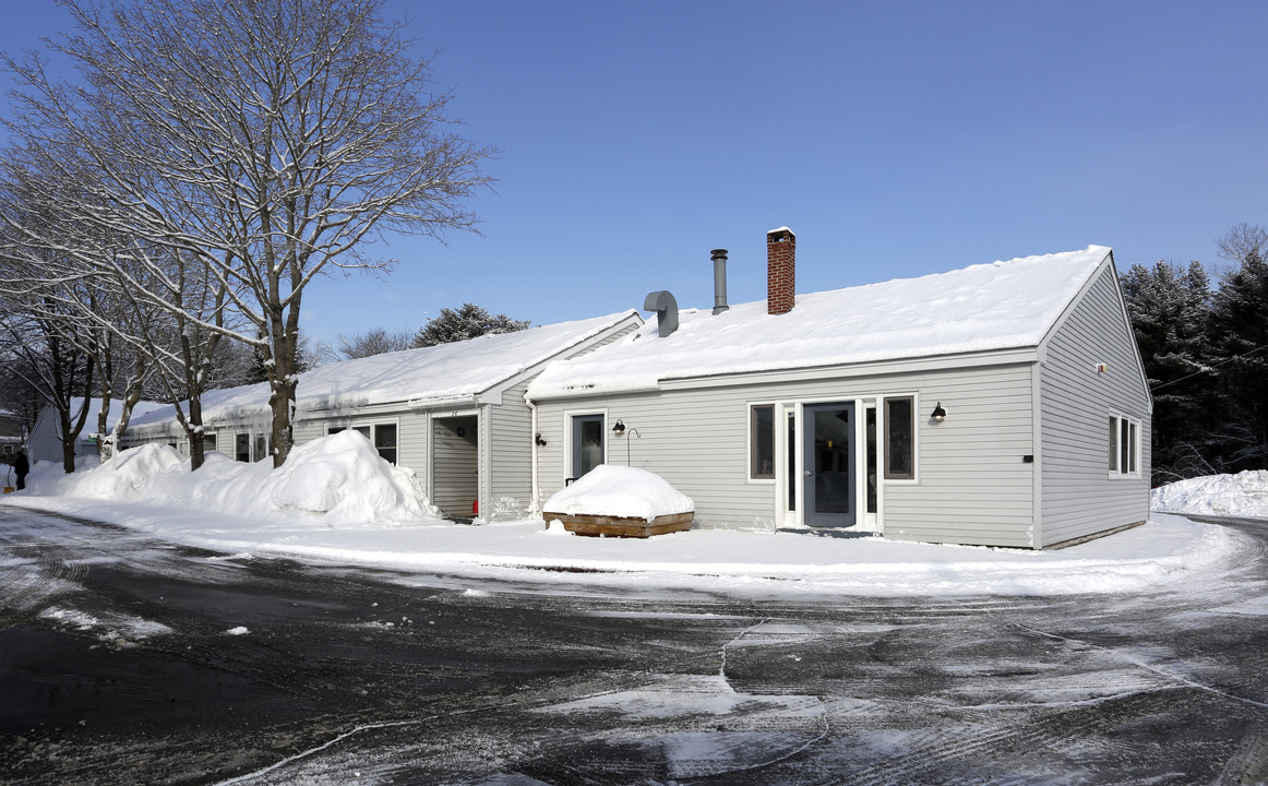 Orchard Circle in Farmington, NH - Building Photo