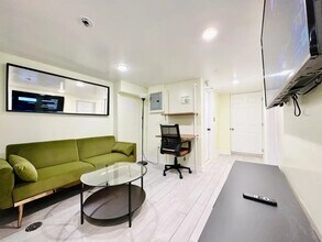 Furnished room/NOT APARTMENT in Queens, NY - Foto de edificio - Building Photo