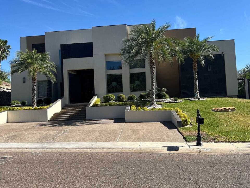 105 Windsor Rd in Laredo, TX - Building Photo