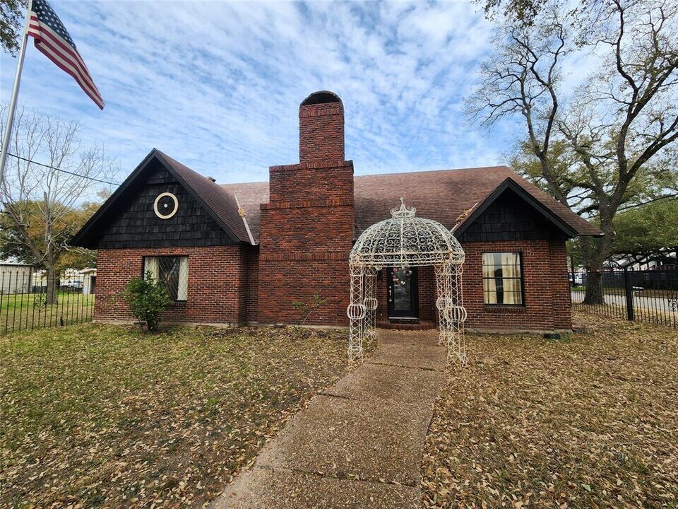 114 N 2nd St in Conroe, TX - Foto de edificio